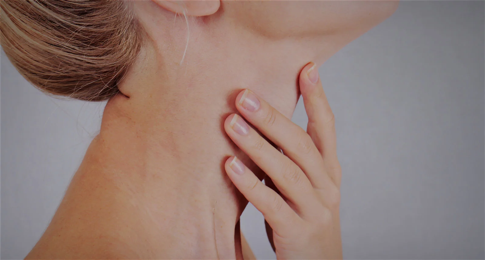 Mãos na frente de um pescoço feminino